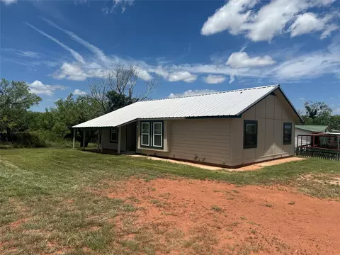 101 Seminole St, Tye, TX 79563