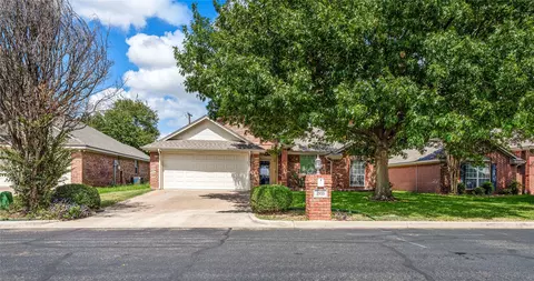 2920 Comanche Trl, Waco, TX 76712