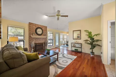 2207 Hunter View Ct, Arlington, TX 76013