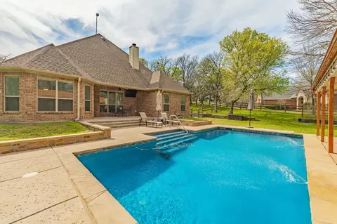 137 N Natural Spring Ln, Azle, TX 76020