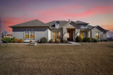 7732 Laura Lake Ln, Fort Worth, TX 76126