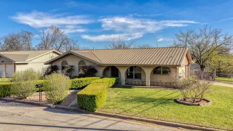 1111 Vivienne St, Weatherford, TX 76086