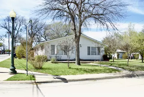 422 Smith St, Grapevine, TX 76051