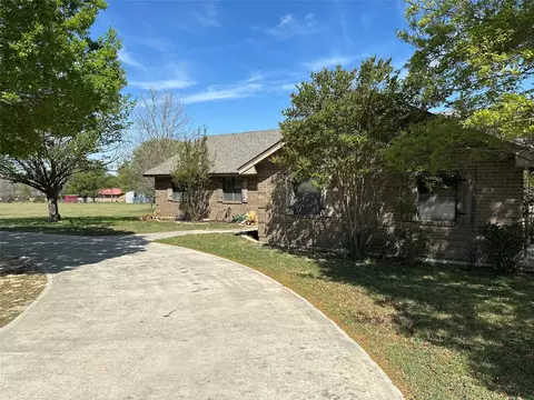 Exterior - 913 E Cedar Ave, Comanche, TX 76442 photo 2 of 12