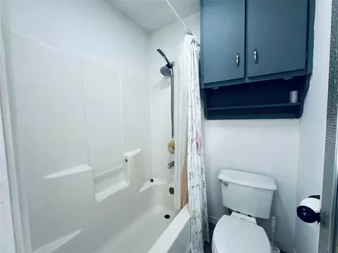 Bath - 913 E Cedar Ave, Comanche, TX 76442 photo 2 of 4