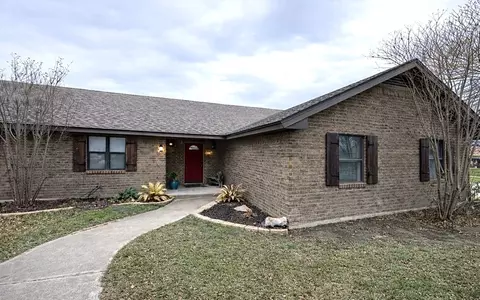 913 E Cedar Ave, Comanche, TX 76442