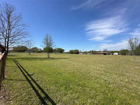 Exterior - 913 E Cedar Ave, Comanche, TX 76442 photo 7 of 12
