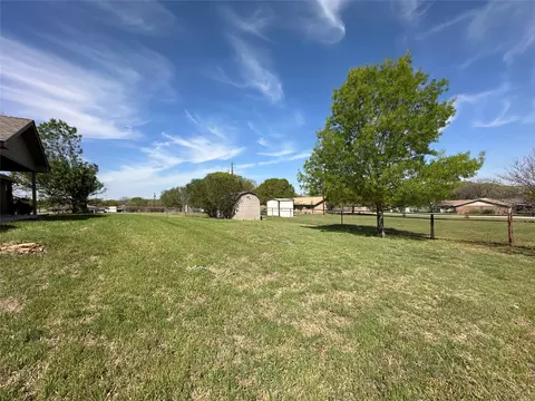 Exterior - 913 E Cedar Ave, Comanche, TX 76442 photo 10 of 12