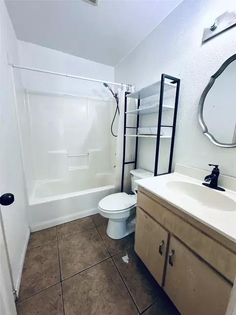 Bath - 913 E Cedar Ave, Comanche, TX 76442 photo 4 of 4