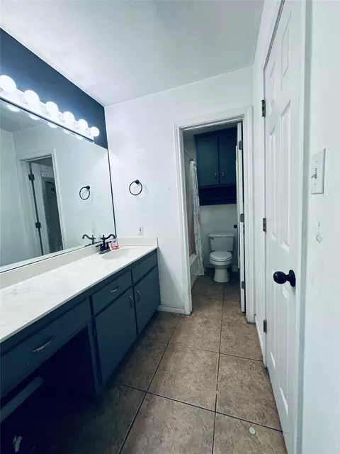 Bath - 913 E Cedar Ave, Comanche, TX 76442 photo 1 of 4