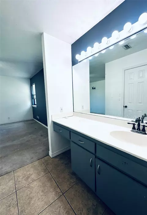Bath - 913 E Cedar Ave, Comanche, TX 76442 photo 3 of 4
