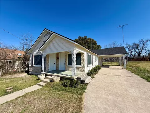 107 S Harrison St, West, TX 76691