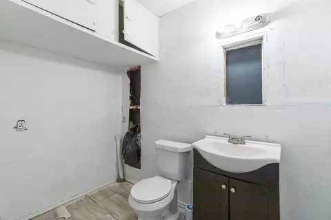 Bath - 509 Scott St, Tye, TX 79563 photo 1 of 2