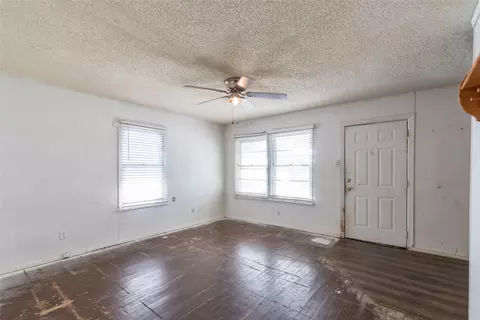 Living - 509 Scott St, Tye, TX 79563 photo 5 of 6