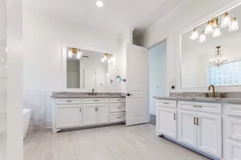 Bath - 4111 Angling Ln, Spring, TX 77386 photo 3 of 4