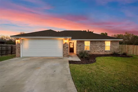 606 Powers St, Lacy Lakeview, TX 76705