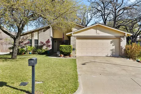 2127 Holt Rd, Arlington, TX 76006