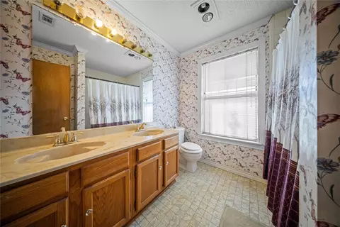 Bath - 736 Whitewing Dr, Mesquite, TX 75150 photo 1 of 2
