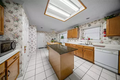 Kitchen - 736 Whitewing Dr, Mesquite, TX 75150 photo 3 of 4