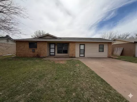 911 W Louisa Ave, Iowa Park, TX 76367