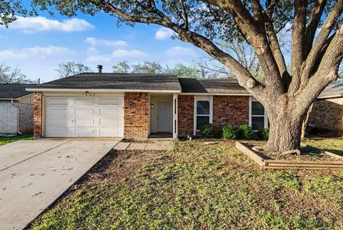 7427 Sandhurst Ln N, North Richland Hills, TX 76182