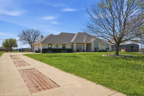333 Meadow Crest Rd, Fort Worth, TX 76108