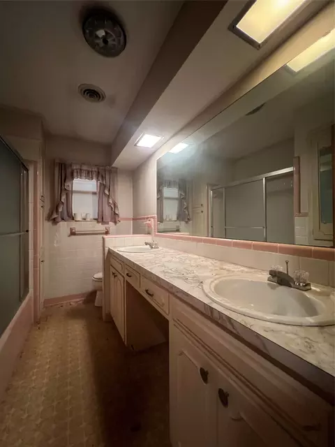 Bath - 1655 E Fm 120, Denison, TX 75021 photo 1 of 4