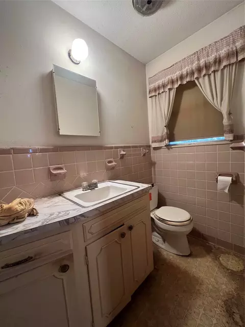 Bath - 1655 E Fm 120, Denison, TX 75021 photo 4 of 4