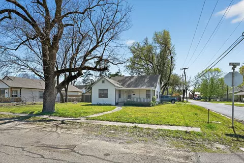 302 E 10th St, Bonham, TX 75418