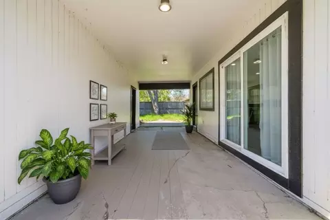 Entry Way - 619 9th St, Terrell, TX 75160 photo 1 of 2