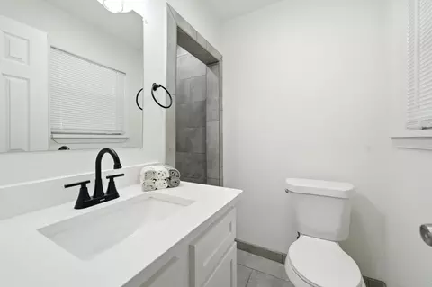 Bath - 619 9th St, Terrell, TX 75160 photo 1 of 2