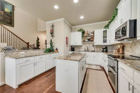 1217 Summerset Ln, Burleson, TX 76028