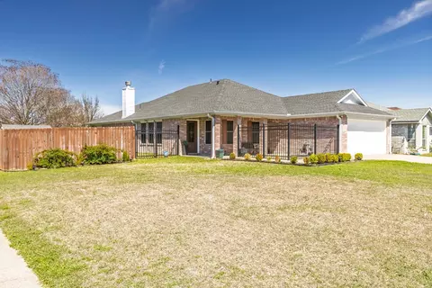 108 Red Cloud Dr, Greenville, TX 75402
