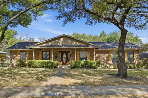 1607 Little Creek Dr, Waxahachie, TX 75165
