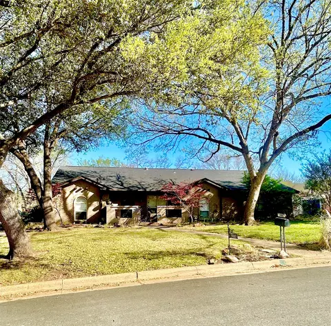 1900 Cripple Creek Dr, Euless, TX 76039
