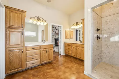 Bath - 2751 Mitchell Rd, Krum, TX 76249 photo 3 of 5