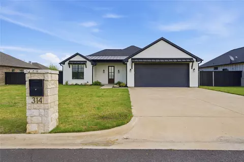 314 W James St, Mabank, TX 75147