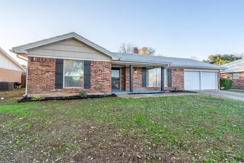 7812 Pebbleford Rd, Fort Worth, TX 76134