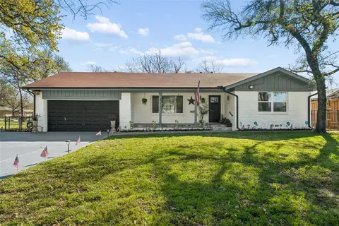 911 Vine St, Euless, TX 76040