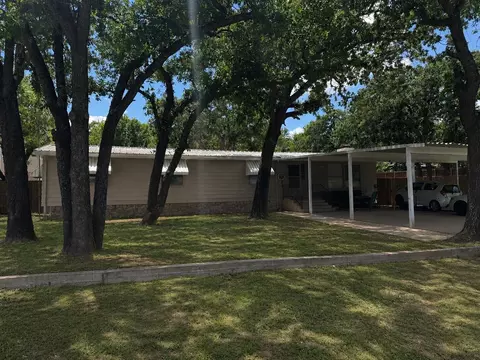 820 Branding Iron Trl, Granbury, TX 76049