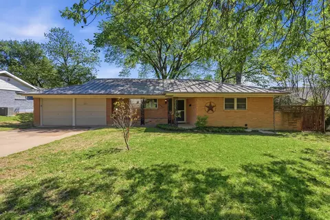 4105 Springbranch Dr, Benbrook, TX 76116