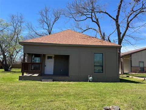 1711 Oriental St, Bonham, TX 75418