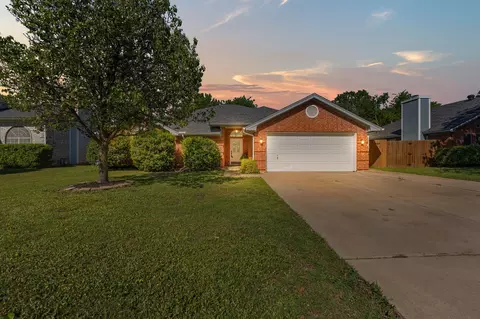812 Minuteman Dr, Blue Mound, TX 76131