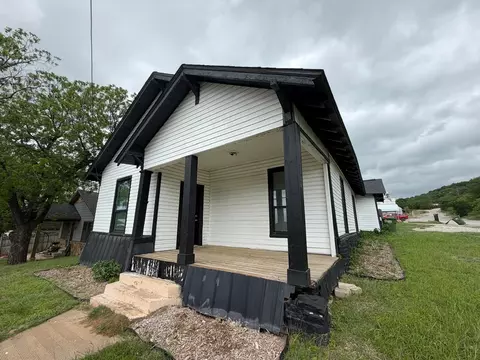 915 NE 1st St, Mineral Wells, TX 76067