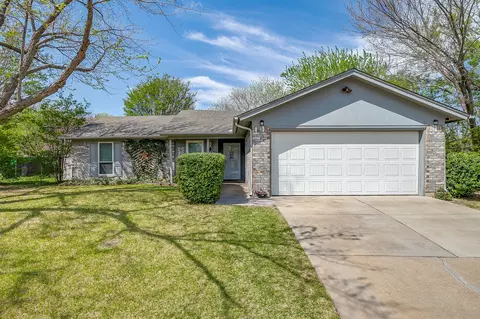 512 Parkridge Blvd, Burleson, TX 76028