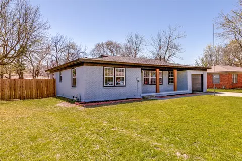 1706 E Garnett St, Gainesville, TX 76240