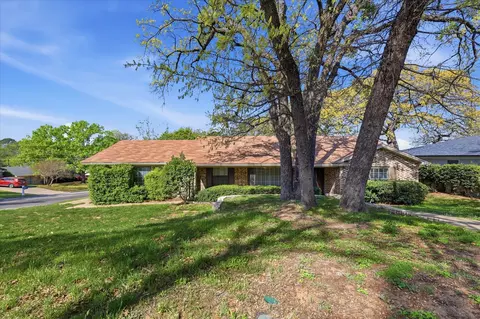 700 Vail Dr, Arlington, TX 76012