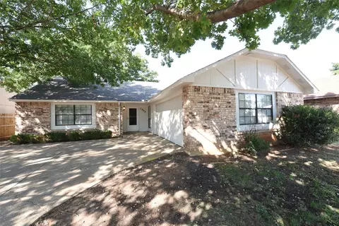 3820 Seven Gables St, Fort Worth, TX 76133