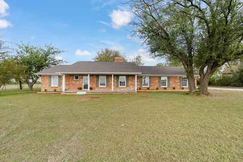 401 Edgewood Ln, Cleburne, TX 76031