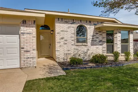 7317 Royal Oak Dr, Benbrook, TX 76126